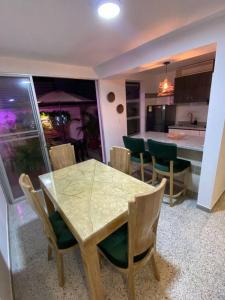 a dining room with a table and chairs at Apartamento Turismo en Ibagué ESMERALDA in Ibagué