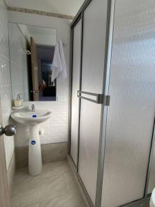 Koupelna v ubytování Apartamento Turismo en Ibagué ESMERALDA + 29 fotografií