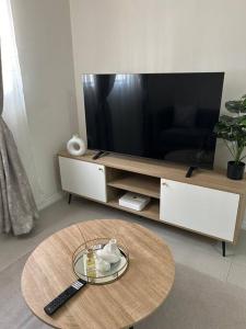 een salontafel in een woonkamer met een televisie bij Cozy apartment in Carlswald in Midrand