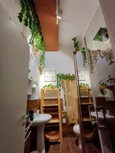 ナポリにあるGiordano's homeのバスルーム(洗面台、トイレ付)