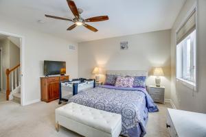 1 dormitorio con 1 cama y ventilador de techo en Wilmington Vacation Rental Less Than 2 Mi to Downtown! en Wilmington