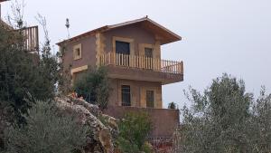 una casa al lado de una montaña en Rosemary Huts, en Ajloun