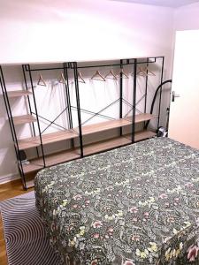 een slaapkamer met een bed met een bloemenbed bij Charmant Appartement à Metz in Metz