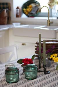 聖維森特－德拉巴爾克拉的住宿－RUSTIC HOMES，一张桌子上放着三个绿色的蜡烛和鲜花