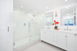 Koupelna v ubytování Brand new Lower unit on the Beach with Patio and Firepit + 42 fotografií