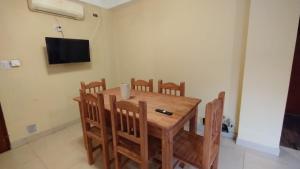 - une salle à manger avec une table et des chaises en bois dans l'établissement Hospedajes JUJUY, à Palpalá