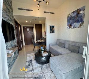 - un salon avec un canapé et une table dans l'établissement Reva residence suite burj Khalifa view ,Kings, à Dubaï