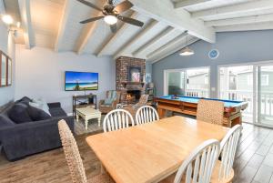 een woonkamer met een tafeltennistafel bij 5 Bedroom Home with Pool Table steps to the Beach in Newport Beach