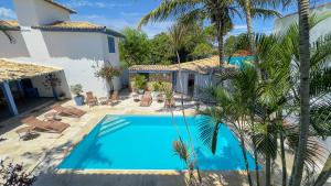 Vista sulla piscina di Pousada Vila Capri o su una piscina nei dintorni