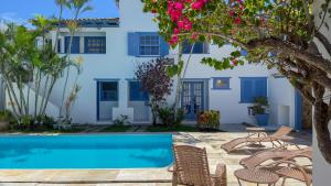 uma villa com uma piscina e uma casa em Pousada Vila Capri em Búzios
