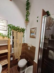 uma casa de banho com um WC e um lavatório em Giordano's home em Nápoles