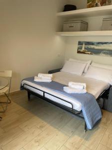a bed with towels on top of it in a room at c'est la vie giardini in Giardini Naxos