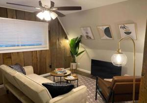 uma sala de estar com um sofá e uma mesa em 1BR Apartment near Ark Encounter with Parking em Dry Ridge