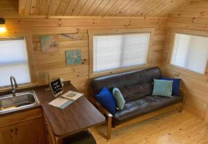 Posezení v ubytování Unique Cabin Near Surf City with Loft and Parking