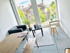 een woonkamer met een bank en een tafel bij Les terrasses de l'Hôtel Dieu in Clermont-Ferrand