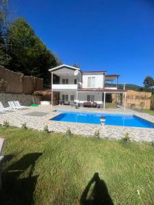 una casa con piscina en el patio en Mercan Villa, en Sapanca