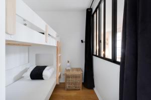 ein Schlafzimmer mit Etagenbett und Fenster in der Unterkunft La Serrisienne 4 - Val d'Europe - Disneyland Paris - 6 à 8 Personnes in Serris + 5 Fotos