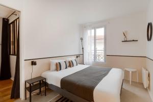 ein Schlafzimmer mit großem Bett und Fenster in der Unterkunft La Serrisienne 4 - Val d'Europe - Disneyland Paris - 6 à 8 Personnes in Serris