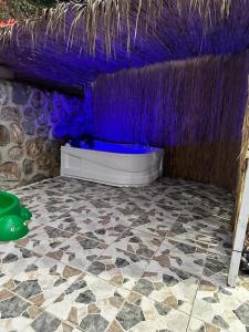bañera en una habitación con pared púrpura en Mercan Villa, en Sapanca