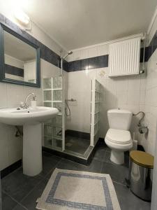 een badkamer met een wastafel, een toilet en een douche bij Casa Sofianna 2-bedroom home next to sandy beach in Monemvasia