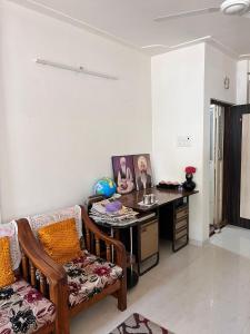 uma sala de estar com uma secretária e um sofá em 2BHK Swami Apartment Jail Road Nashik em Nashik