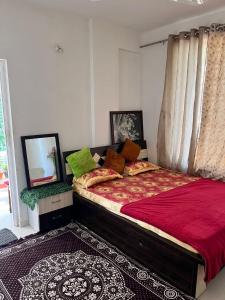 um quarto com uma cama grande e um espelho em 2BHK Swami Apartment Jail Road Nashik em Nashik