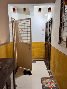 Um banheiro em 2BHK Swami Apartment Jail Road Nashik