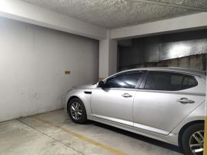ein silbernes Auto, das in einem Parkhaus parkt in der Unterkunft Apartamento en Santo Domingo in Los Paredones