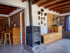 una cocina con una antigua estufa en una casa en Moonmoon Bridge en El Bolsón