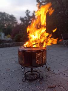 un fuego en una olla en una parrilla con llamas en Casa do Largo en Casais do Chão da Mendiga