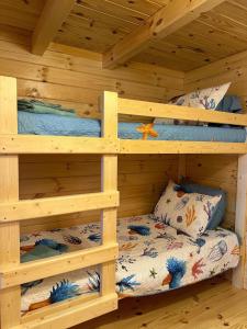 2 łóżka piętrowe w drewnianym domu piętrowym w obiekcie Rustic Cabin with loft in Surf City with Parking w mieście Surf City