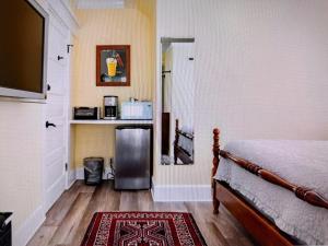 a bedroom with a bed and a rug on the floor at Arroyo Vista Inn in Los Angeles