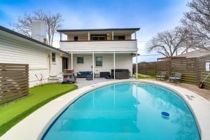 uma piscina em frente a uma casa em Dallas Oasis Private Pool, Patio and Putting Green! em Dallas