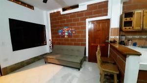 - un salon avec un canapé à côté d'un mur de briques dans l'établissement Cabañas Mar Caribe, à Necoclí