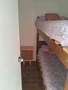 1 dormitorio con 2 literas y mesita de noche en Wiracocha departamento, en Ovalle