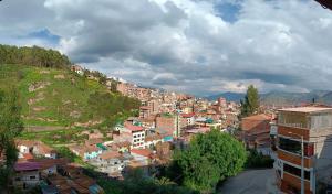 - une vue sur une ville avec des bâtiments sur une colline dans l'établissement Casa Victoria, à Cusco