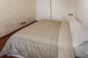 Un pat sau paturi într-o cameră la Appartamento con travi a vista