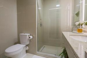 a bathroom with a shower and a toilet and a sink at Loft de Luxo no Bairro mais nobre de Goiânia in Goiânia