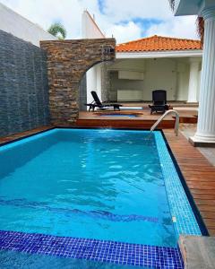 una piscina en un patio trasero con una casa en LA CASA BLANCA Suites Tepic SPA Familiar en Tepic
