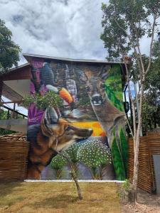 un mural de animales en el lateral de un edificio en Pousada Egrégora en Sao Jorge