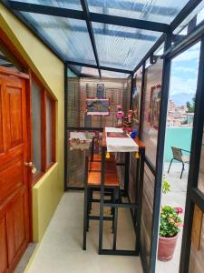 ein kleines Haus mit einem Tisch und Stühlen auf einer Terrasse in der Unterkunft Casa Victoria in Cusco