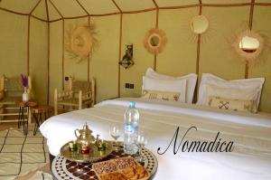 Postel nebo postele na pokoji v ubytování Nomadica Luxury Camp
