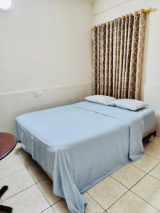 Private Rooms In Osu في آكرا: غرفة نوم بسرير كبير مع شراشف زرقاء