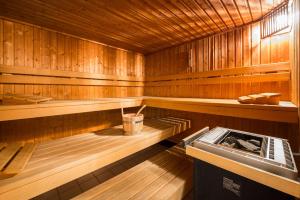 en el interior de una sauna con paredes de madera en Askania Hotel & Brauhaus en Bernburg