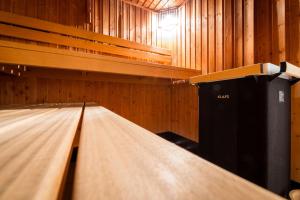 una fila de pistas de bolos en una sala de madera en Askania Hotel & Brauhaus en Bernburg