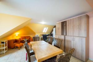 - une salle à manger avec une table et des chaises en bois dans l'établissement Askania Hotel & Brauhaus, à Bernburg