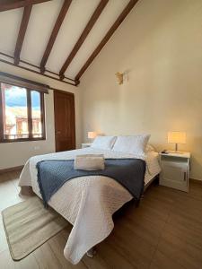 Ένα ή περισσότερα κρεβάτια σε δωμάτιο στο Casa Vida Villa de Leyva - 10 minutos caminando a plaza prinicipal