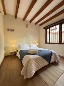 Ένα ή περισσότερα κρεβάτια σε δωμάτιο στο Casa Vida Villa de Leyva - 10 minutos caminando a plaza prinicipal