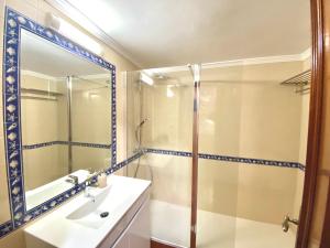 La salle de bains est pourvue d'une douche, d'un lavabo et d'un miroir. dans l'établissement Alvor Seven, à Alvor