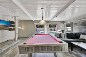 a living room with a large pink pool table at Jensen Beach Tropical Resort in Fort Pierce